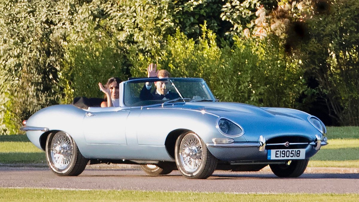 El príncipe Harry y Meghan Markle en el Jaguar E-Type Concept Zero